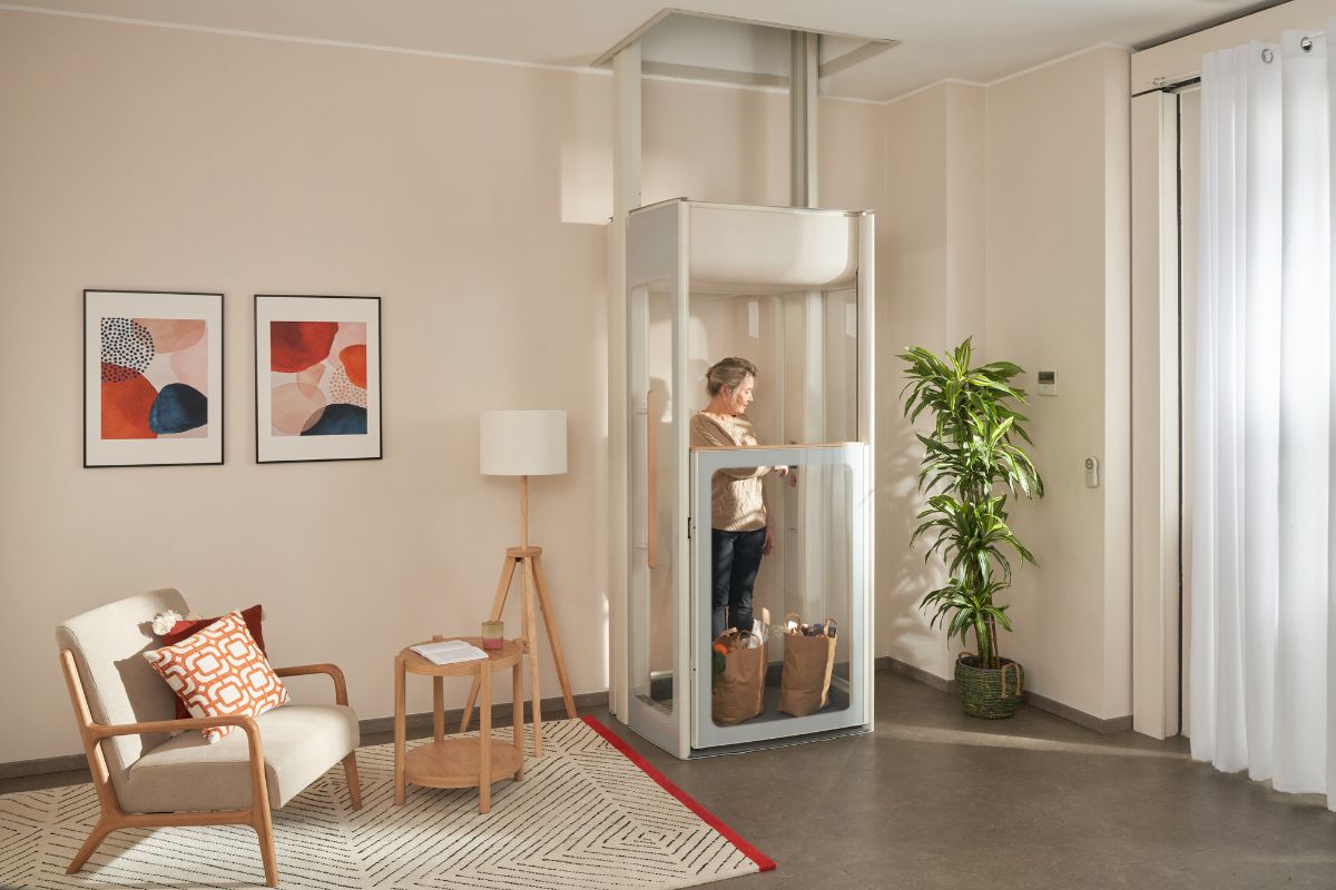 Femme utilisant un ascenseur de maison Uplifts avec ses courses