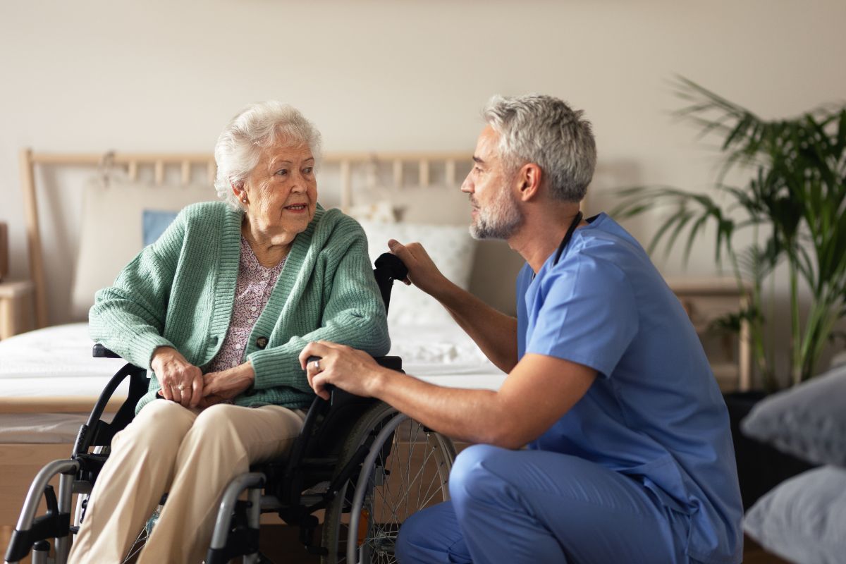 Soignant accompagnant une femme senior en fauteuil roulant